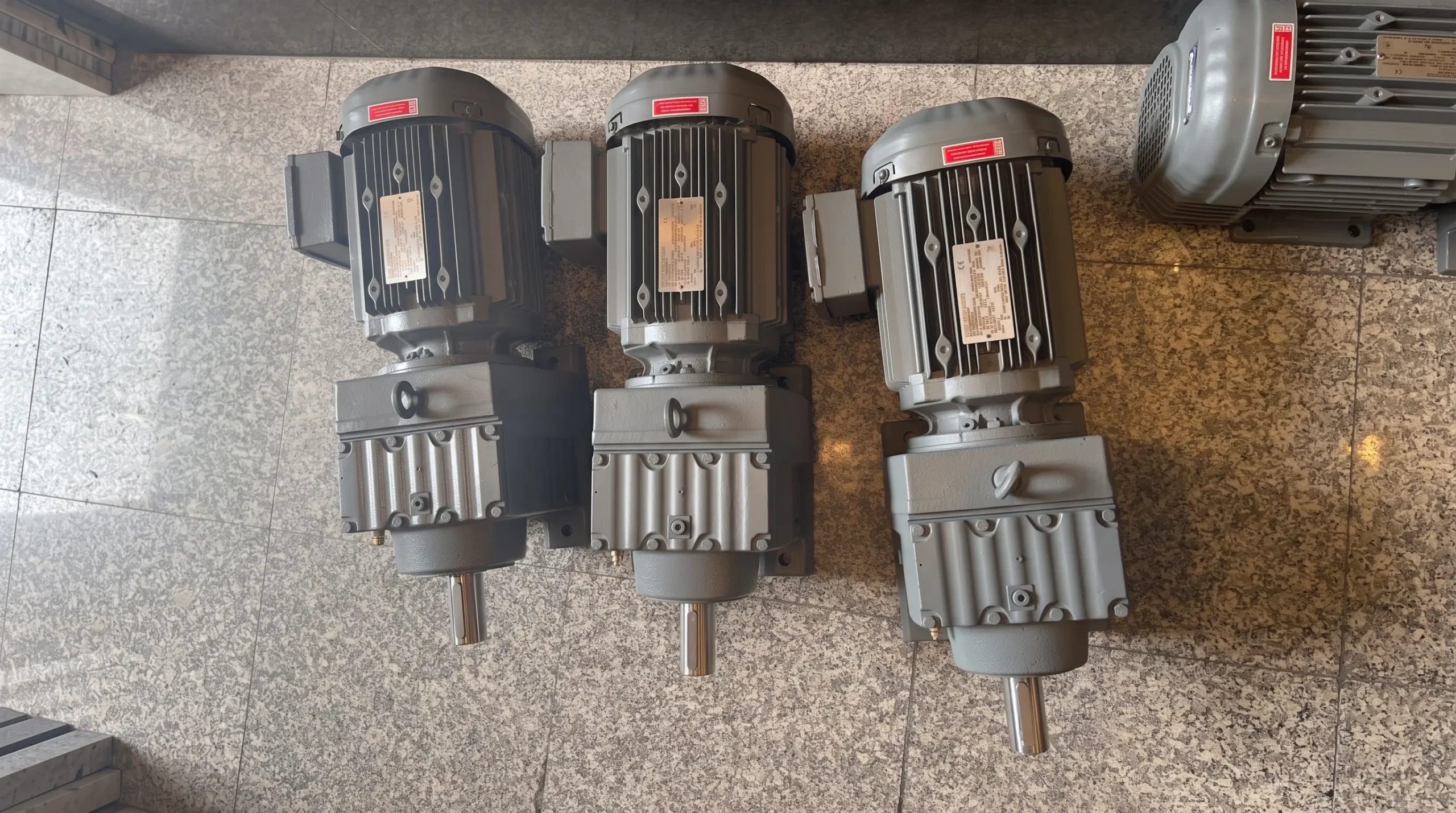 تامین 3 دستگاه موتور گیربکس هلیکال SEW برای کارخانه کاشی و سرامیک