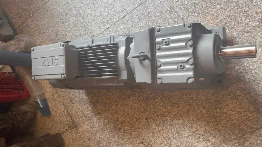 تامین موتور گیربکس هلیکال SEW سایز 67 پایه‌دار برای کارخانه کاشی و سرامیک