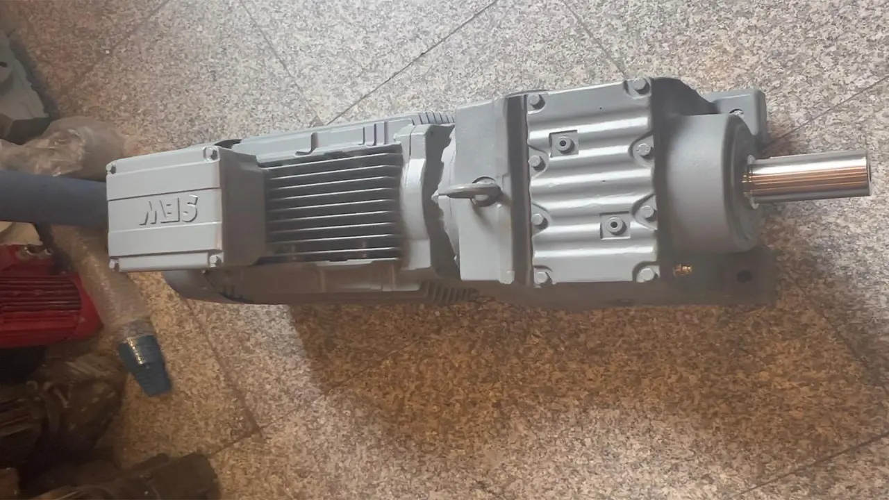تامین موتور گیربکس هلیکال SEW سایز 67 پایه‌دار برای کارخانه کاشی و سرامیک